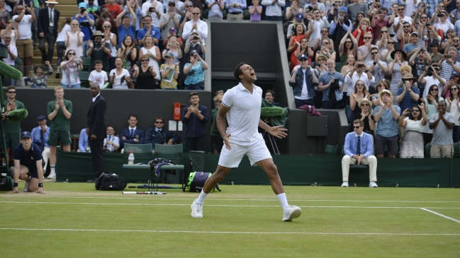 Jo-Wilfried Tsonga se impuso en un épico partido a John Isner y avanzó a octavos en Wimbledon Jo-Wilfried Tsonga se impuso en un épico partido a John Isner y avanzó a octavos en Wimbledon