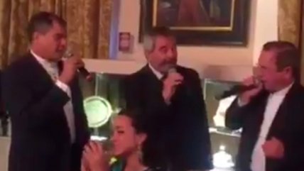   Presidente Correa se animó a cantar 