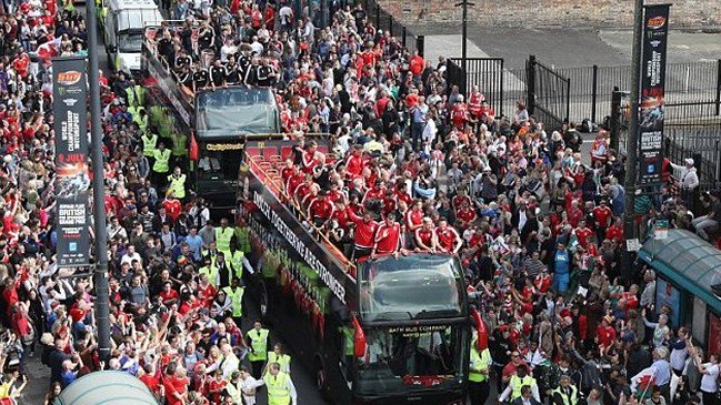 La selección de Gales fue recibida por 200 mil hinchas en Cardiff La selección de Gales fue recibida por 200 mil hinchas en Cardiff