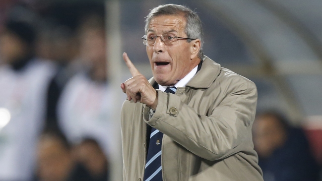 Oscar Tabárez negó sufrir enfermedad que le impida seguir dirigiendo a Uruguay