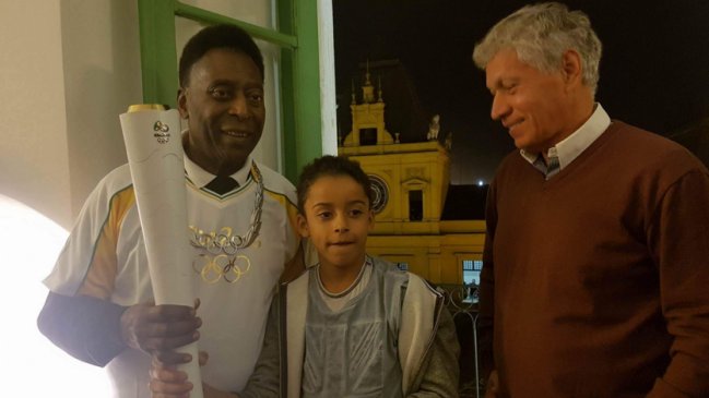 Pelé llevó la llama olímpica en la localidad de Santos Pelé llevó la llama olímpica en la localidad de Santos