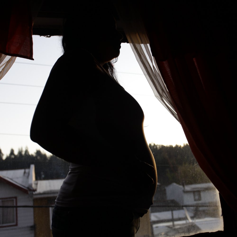 Joven exige atención especializada ante embarazo de siamesas unidas por el corazón