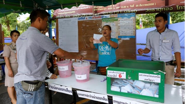 Tailandia aprobó la Constitución propuesta por la junta militar