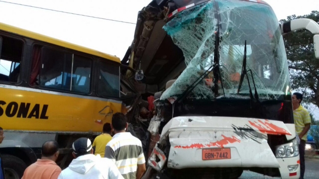 Una chilena falleció en accidente de tránsito que dejó nueve heridos en Ecuador Una chilena falleció en accidente de tránsito que dejó nueve heridos en Ecuador