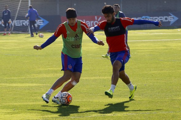 Sebastián Beccacece y Luis Bonini lideraron este jueves el entrenamiento de Universidad de Chile, de cara al enfrentamiento que tendrán con Universidad de Concepción en la cuarta fecha del Apertura. Sebastián Beccacece y Luis Bonini lideraron este jueves el entrenamiento de Universidad de Chile, de cara al enfrentamiento que tendrán con Universidad de Concepción en la cuarta fecha del Apertura.