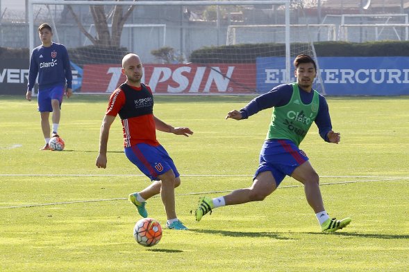 Sebastián Beccacece y Luis Bonini lideraron este jueves el entrenamiento de Universidad de Chile, de cara al enfrentamiento que tendrán con Universidad de Concepción en la cuarta fecha del Apertura. Sebastián Beccacece y Luis Bonini lideraron este jueves el entrenamiento de Universidad de Chile, de cara al enfrentamiento que tendrán con Universidad de Concepción en la cuarta fecha del Apertura.