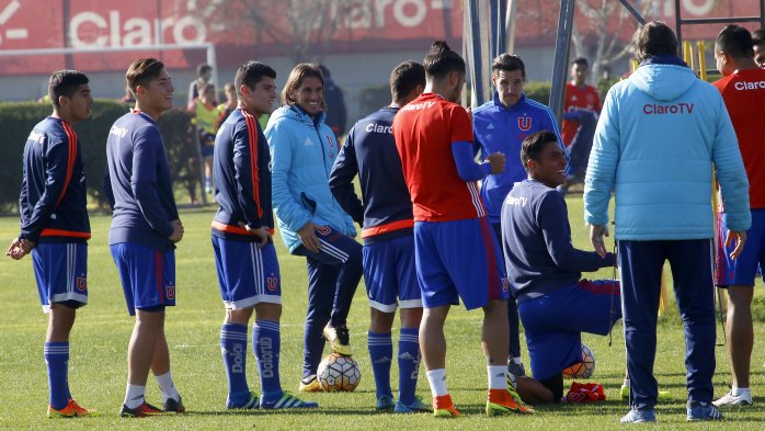 Sebastián Beccacece y Luis Bonini lideraron este jueves el entrenamiento de Universidad de Chile, de cara al enfrentamiento que tendrán con Universidad de Concepción en la cuarta fecha del Apertura. Sebastián Beccacece y Luis Bonini lideraron este jueves el entrenamiento de Universidad de Chile, de cara al enfrentamiento que tendrán con Universidad de Concepción en la cuarta fecha del Apertura.