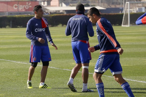 Sebastián Beccacece y Luis Bonini lideraron este jueves el entrenamiento de Universidad de Chile, de cara al enfrentamiento que tendrán con Universidad de Concepción en la cuarta fecha del Apertura. Sebastián Beccacece y Luis Bonini lideraron este jueves el entrenamiento de Universidad de Chile, de cara al enfrentamiento que tendrán con Universidad de Concepción en la cuarta fecha del Apertura.