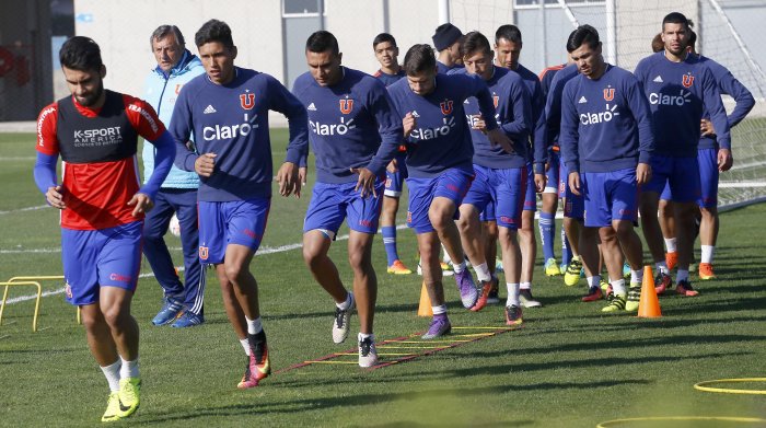 Sebastián Beccacece y Luis Bonini lideraron este jueves el entrenamiento de Universidad de Chile, de cara al enfrentamiento que tendrán con Universidad de Concepción en la cuarta fecha del Apertura. Sebastián Beccacece y Luis Bonini lideraron este jueves el entrenamiento de Universidad de Chile, de cara al enfrentamiento que tendrán con Universidad de Concepción en la cuarta fecha del Apertura.