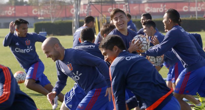 Sebastián Beccacece y Luis Bonini lideraron este jueves el entrenamiento de Universidad de Chile, de cara al enfrentamiento que tendrán con Universidad de Concepción en la cuarta fecha del Apertura. Sebastián Beccacece y Luis Bonini lideraron este jueves el entrenamiento de Universidad de Chile, de cara al enfrentamiento que tendrán con Universidad de Concepción en la cuarta fecha del Apertura.