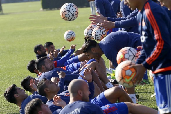 Sebastián Beccacece y Luis Bonini lideraron este jueves el entrenamiento de Universidad de Chile, de cara al enfrentamiento que tendrán con Universidad de Concepción en la cuarta fecha del Apertura. Sebastián Beccacece y Luis Bonini lideraron este jueves el entrenamiento de Universidad de Chile, de cara al enfrentamiento que tendrán con Universidad de Concepción en la cuarta fecha del Apertura.