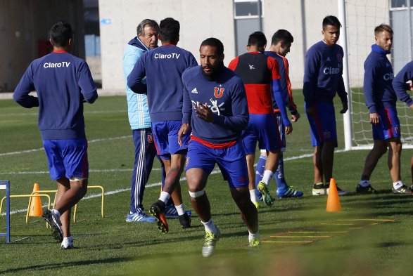 Sebastián Beccacece y Luis Bonini lideraron este jueves el entrenamiento de Universidad de Chile, de cara al enfrentamiento que tendrán con Universidad de Concepción en la cuarta fecha del Apertura. Sebastián Beccacece y Luis Bonini lideraron este jueves el entrenamiento de Universidad de Chile, de cara al enfrentamiento que tendrán con Universidad de Concepción en la cuarta fecha del Apertura.