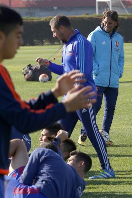 Sebastián Beccacece y Luis Bonini lideraron este jueves el entrenamiento de Universidad de Chile, de cara al enfrentamiento que tendrán con Universidad de Concepción en la cuarta fecha del Apertura. Sebastián Beccacece y Luis Bonini lideraron este jueves el entrenamiento de Universidad de Chile, de cara al enfrentamiento que tendrán con Universidad de Concepción en la cuarta fecha del Apertura.