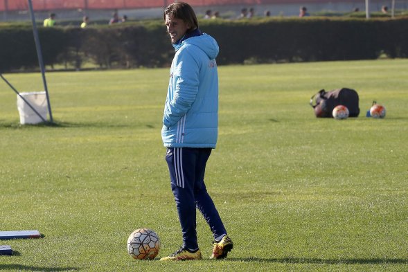 Sebastián Beccacece y Luis Bonini lideraron este jueves el entrenamiento de Universidad de Chile, de cara al enfrentamiento que tendrán con Universidad de Concepción en la cuarta fecha del Apertura. Sebastián Beccacece y Luis Bonini lideraron este jueves el entrenamiento de Universidad de Chile, de cara al enfrentamiento que tendrán con Universidad de Concepción en la cuarta fecha del Apertura.