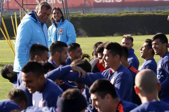 Sebastián Beccacece y Luis Bonini lideraron este jueves el entrenamiento de Universidad de Chile, de cara al enfrentamiento que tendrán con Universidad de Concepción en la cuarta fecha del Apertura. Sebastián Beccacece y Luis Bonini lideraron este jueves el entrenamiento de Universidad de Chile, de cara al enfrentamiento que tendrán con Universidad de Concepción en la cuarta fecha del Apertura.