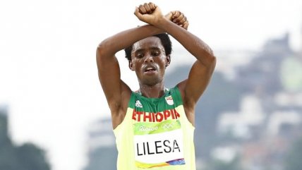 Medallista olímpico etíope se niega a dejar Brasil tras protestar en el maratón