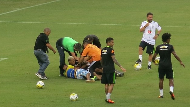 Hinchas invadieron entrenamiento de Brasil y derribaron a Neymar Hinchas invadieron entrenamiento de Brasil y derribaron a Neymar
