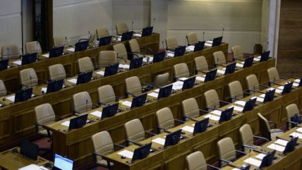   Diputados PS, PPD y PC abandonaron la sala en minuto de silencio a escoltas de Pinochet 