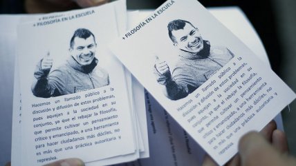 Enarbolando imagen de Gary Medel, estudiantes y profesores defienden la filosofía