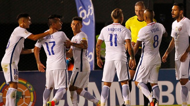 Gary Medel estará suspendido por tres fechas más tras episodio con árbitro en duelo ante Paraguay