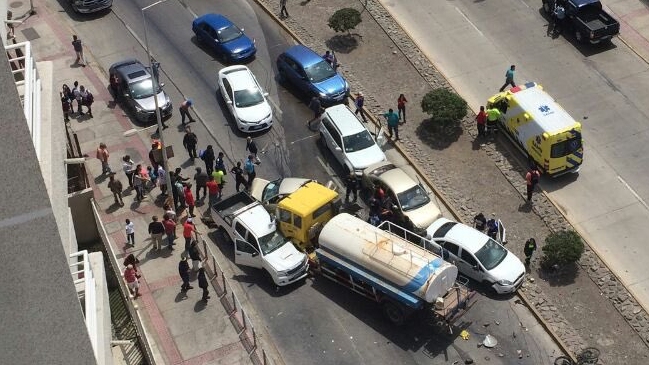 Choque múltiple involucró a una decena de vehículos en Antofagasta Choque múltiple involucró a una decena de vehículos en Antofagasta