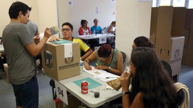 Colombianos ya votan en plebiscito para pronunciarse acerca del proceso de paz