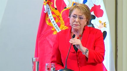 Bachelet se emocionó al homenajear a exonerados de la FACh    Bachelet se emocionó al homenajear a exonerados de la FACh