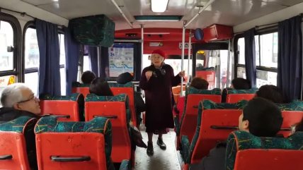 A sus 82 años, subió a la micro para invitar a los pasajeros a participar en marcha contra las AFP