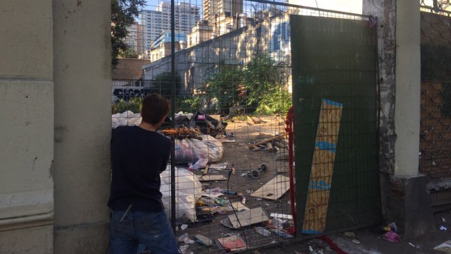 Ex niños del Sename fueron desalojados desde caleta en centro de Santiago Ex niños del Sename fueron desalojados desde caleta en centro de Santiago