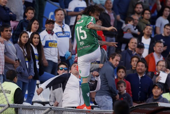 Marcos Sebastián Pol, delantero de Audax Italiano, se subió a la reja de la tribuna preferencial y agredió con un patada a Cristóbal Astorquiza, hincha del cuadro estudiantil. Marcos Sebastián Pol, delantero de Audax Italiano, se subió a la reja de la tribuna preferencial y agredió con un patada a Cristóbal Astorquiza, hincha del cuadro estudiantil.
