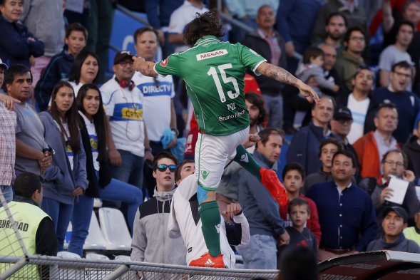 Marcos Sebastián Pol, delantero de Audax Italiano, se subió a la reja de la tribuna preferencial y agredió con un patada a Cristóbal Astorquiza, hincha del cuadro estudiantil. Marcos Sebastián Pol, delantero de Audax Italiano, se subió a la reja de la tribuna preferencial y agredió con un patada a Cristóbal Astorquiza, hincha del cuadro estudiantil.