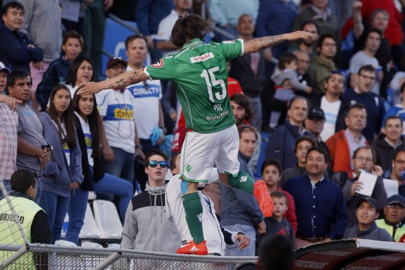 Marcos Sebastián Pol, delantero de Audax Italiano, se subió a la reja de la tribuna preferencial y agredió con un patada a Cristóbal Astorquiza, hincha del cuadro estudiantil. Marcos Sebastián Pol, delantero de Audax Italiano, se subió a la reja de la tribuna preferencial y agredió con un patada a Cristóbal Astorquiza, hincha del cuadro estudiantil.