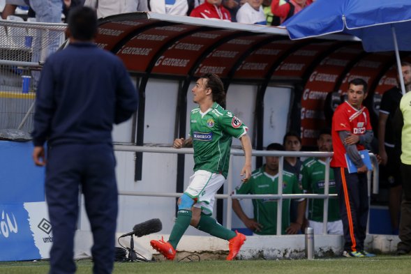 Marcos Sebastián Pol, delantero de Audax Italiano, se subió a la reja de la tribuna preferencial y agredió con un patada a Cristóbal Astorquiza, hincha del cuadro estudiantil. Marcos Sebastián Pol, delantero de Audax Italiano, se subió a la reja de la tribuna preferencial y agredió con un patada a Cristóbal Astorquiza, hincha del cuadro estudiantil.