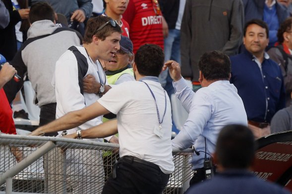Marcos Sebastián Pol, delantero de Audax Italiano, se subió a la reja de la tribuna preferencial y agredió con un patada a Cristóbal Astorquiza, hincha del cuadro estudiantil. Marcos Sebastián Pol, delantero de Audax Italiano, se subió a la reja de la tribuna preferencial y agredió con un patada a Cristóbal Astorquiza, hincha del cuadro estudiantil.