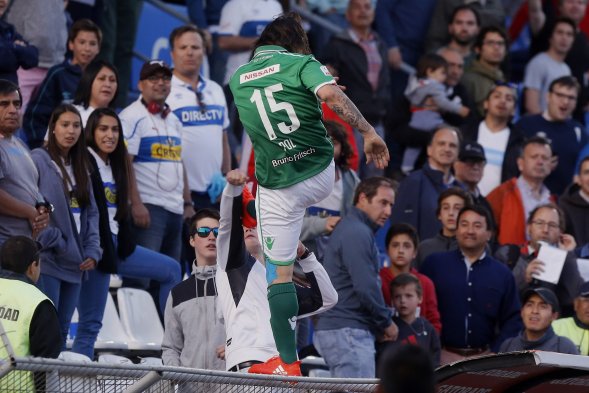 Marcos Sebastián Pol, delantero de Audax Italiano, se subió a la reja de la tribuna preferencial y agredió con un patada a Cristóbal Astorquiza, hincha del cuadro estudiantil. Marcos Sebastián Pol, delantero de Audax Italiano, se subió a la reja de la tribuna preferencial y agredió con un patada a Cristóbal Astorquiza, hincha del cuadro estudiantil.