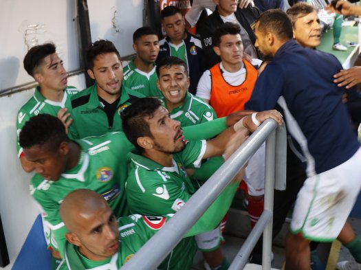 Marcos Sebastián Pol, delantero de Audax Italiano, se subió a la reja de la tribuna preferencial y agredió con un patada a Cristóbal Astorquiza, hincha del cuadro estudiantil. Marcos Sebastián Pol, delantero de Audax Italiano, se subió a la reja de la tribuna preferencial y agredió con un patada a Cristóbal Astorquiza, hincha del cuadro estudiantil.