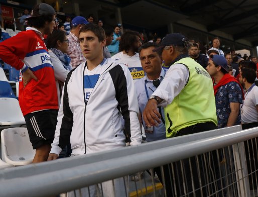 Marcos Sebastián Pol, delantero de Audax Italiano, se subió a la reja de la tribuna preferencial y agredió con un patada a Cristóbal Astorquiza, hincha del cuadro estudiantil. Marcos Sebastián Pol, delantero de Audax Italiano, se subió a la reja de la tribuna preferencial y agredió con un patada a Cristóbal Astorquiza, hincha del cuadro estudiantil.