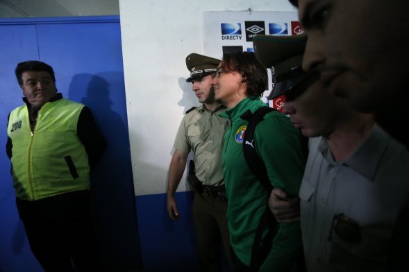 Marcos Sebastián Pol, delantero de Audax Italiano, se subió a la reja de la tribuna preferencial y agredió con un patada a Cristóbal Astorquiza, hincha del cuadro estudiantil. Marcos Sebastián Pol, delantero de Audax Italiano, se subió a la reja de la tribuna preferencial y agredió con un patada a Cristóbal Astorquiza, hincha del cuadro estudiantil.