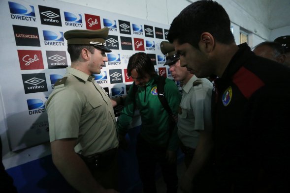 Marcos Sebastián Pol, delantero de Audax Italiano, se subió a la reja de la tribuna preferencial y agredió con un patada a Cristóbal Astorquiza, hincha del cuadro estudiantil. Marcos Sebastián Pol, delantero de Audax Italiano, se subió a la reja de la tribuna preferencial y agredió con un patada a Cristóbal Astorquiza, hincha del cuadro estudiantil.