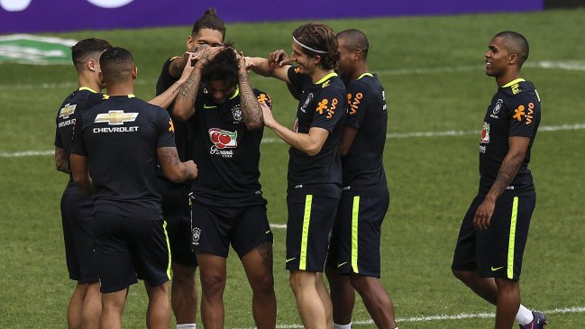 Brasil realizó trabajos suaves esperando el arribo de Neymar Brasil realizó trabajos suaves esperando el arribo de Neymar