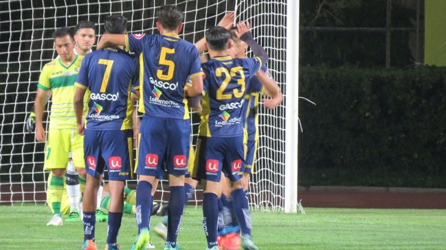 Barnechea consiguió el liderato de la Segunda División al derrotar a Deportes Melipilla Barnechea consiguió el liderato de la Segunda División al derrotar a Deportes Melipilla