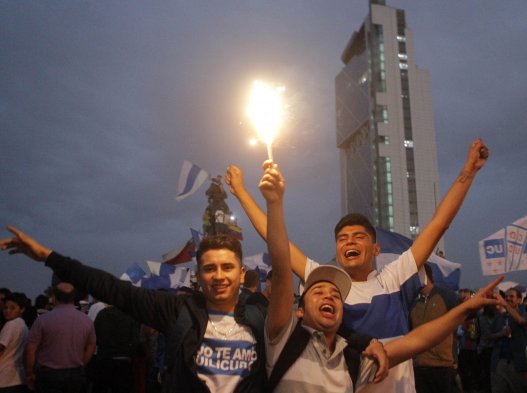 Una gran cantidad de hinchas de Universidad Católica celebran en Plaza Italia la obtención del Torneo de Apertura que derivó en el primer bicampeonato en la historia del cuadro Una gran cantidad de hinchas de Universidad Católica celebran en Plaza Italia la obtención del Torneo de Apertura que derivó en el primer bicampeonato en la historia del cuadro