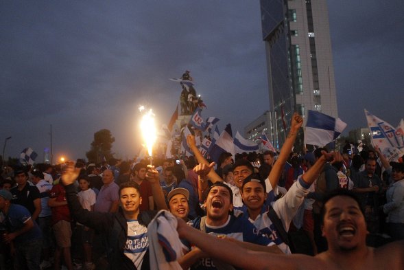Una gran cantidad de hinchas de Universidad Católica celebran en Plaza Italia la obtención del Torneo de Apertura que derivó en el primer bicampeonato en la historia del cuadro Una gran cantidad de hinchas de Universidad Católica celebran en Plaza Italia la obtención del Torneo de Apertura que derivó en el primer bicampeonato en la historia del cuadro