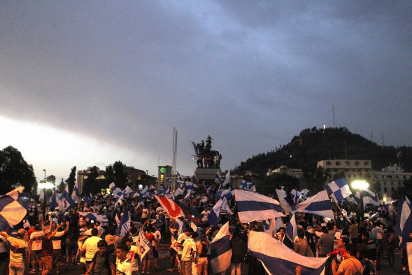 Una gran cantidad de hinchas de Universidad Católica celebran en Plaza Italia la obtención del Torneo de Apertura que derivó en el primer bicampeonato en la historia del cuadro Una gran cantidad de hinchas de Universidad Católica celebran en Plaza Italia la obtención del Torneo de Apertura que derivó en el primer bicampeonato en la historia del cuadro