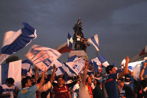 Una gran cantidad de hinchas de Universidad Católica celebran en Plaza Italia la obtención del Torneo de Apertura que derivó en el primer bicampeonato en la historia del cuadro Una gran cantidad de hinchas de Universidad Católica celebran en Plaza Italia la obtención del Torneo de Apertura que derivó en el primer bicampeonato en la historia del cuadro