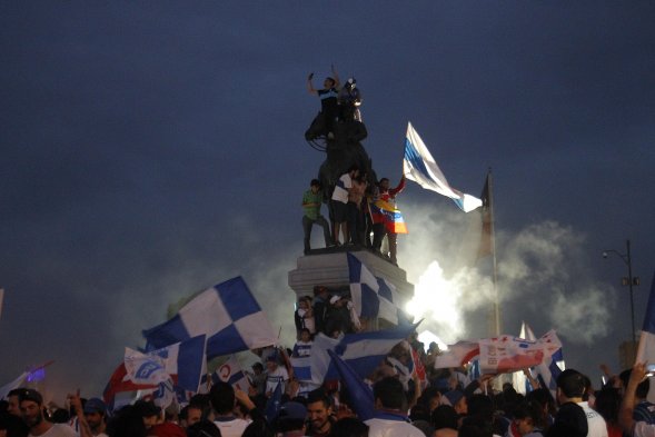 Una gran cantidad de hinchas de Universidad Católica celebran en Plaza Italia la obtención del Torneo de Apertura que derivó en el primer bicampeonato en la historia del cuadro Una gran cantidad de hinchas de Universidad Católica celebran en Plaza Italia la obtención del Torneo de Apertura que derivó en el primer bicampeonato en la historia del cuadro