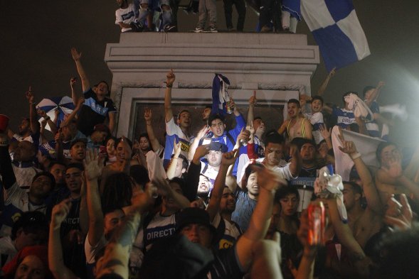 Una gran cantidad de hinchas de Universidad Católica celebran en Plaza Italia la obtención del Torneo de Apertura que derivó en el primer bicampeonato en la historia del cuadro Una gran cantidad de hinchas de Universidad Católica celebran en Plaza Italia la obtención del Torneo de Apertura que derivó en el primer bicampeonato en la historia del cuadro