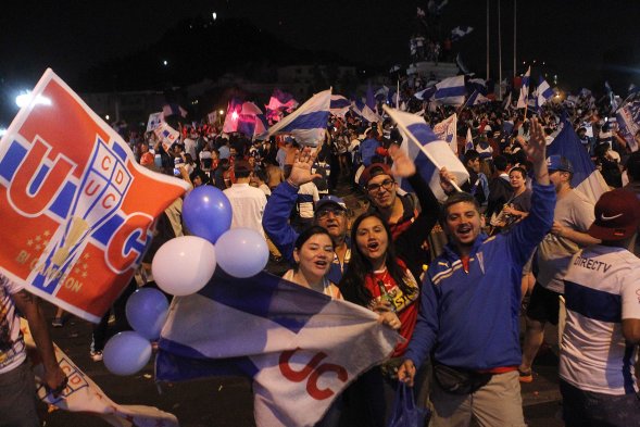 Una gran cantidad de hinchas de Universidad Católica celebran en Plaza Italia la obtención del Torneo de Apertura que derivó en el primer bicampeonato en la historia del cuadro Una gran cantidad de hinchas de Universidad Católica celebran en Plaza Italia la obtención del Torneo de Apertura que derivó en el primer bicampeonato en la historia del cuadro