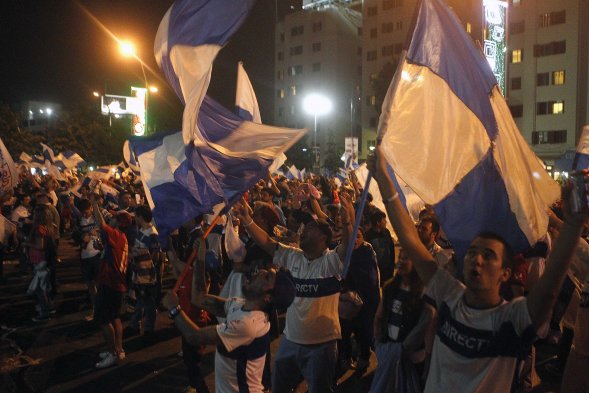 Una gran cantidad de hinchas de Universidad Católica celebran en Plaza Italia la obtención del Torneo de Apertura que derivó en el primer bicampeonato en la historia del cuadro Una gran cantidad de hinchas de Universidad Católica celebran en Plaza Italia la obtención del Torneo de Apertura que derivó en el primer bicampeonato en la historia del cuadro