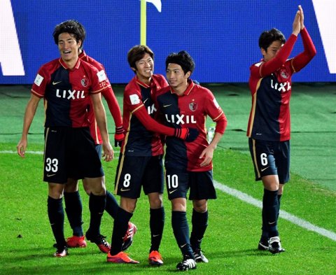 Real Madrid venció por 4-2 a Kashima Antlers y se alzó como campeón de la edición 2016 del Mundial de Clubes de la FIFA. El duelo final se disputó en el Estadio Internacional de Yokohama en Japón. Real Madrid venció por 4-2 a Kashima Antlers y se alzó como campeón de la edición 2016 del Mundial de Clubes de la FIFA. El duelo final se disputó en el Estadio Internacional de Yokohama en Japón.